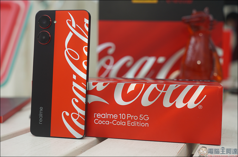 最受歡迎快樂水!realme 10 Pro 可口可樂聯名限定版 Coca-Cola Edition 動眼看, realmeow 限定公仔同步亮相! - 電腦王阿達 最受歡迎快樂水!realme 10 Pro 可口可樂聯名限定版 Coca-Cola Edition 動眼看, realmeow 限定公仔同步亮相! - 電腦王阿達