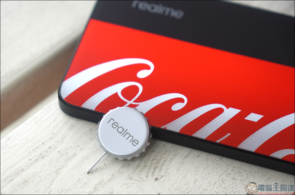 最受歡迎快樂水!realme 10 Pro 可口可樂聯名限定版 Coca-Cola Edition 動眼看, realmeow 限定公仔同步亮相! - 電腦王阿達 最受歡迎快樂水!realme 10 Pro 可口可樂聯名限定版 Coca-Cola Edition 動眼看, realmeow 限定公仔同步亮相! - 電腦王阿達