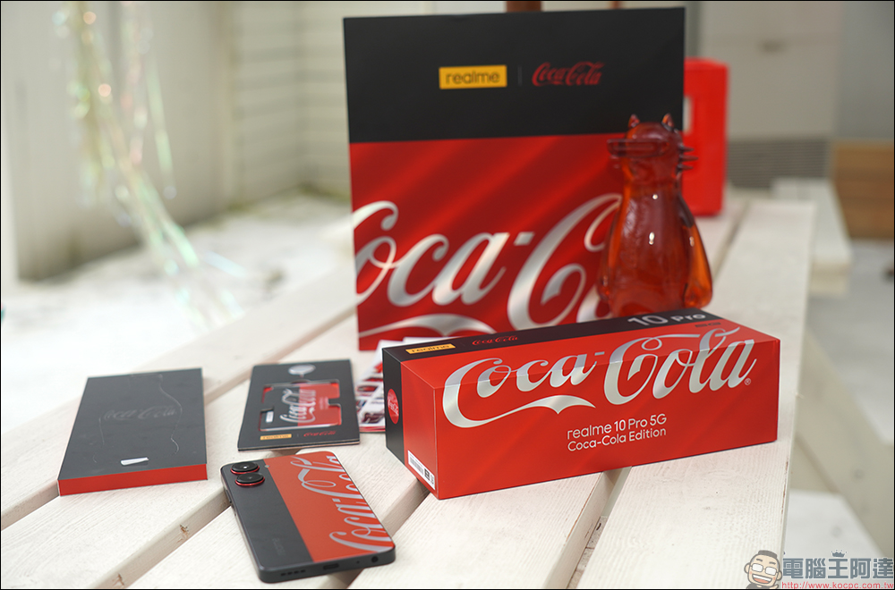 最受歡迎快樂水!realme 10 Pro 可口可樂聯名限定版 Coca-Cola Edition 動眼看, realmeow 限定公仔同步亮相! - 電腦王阿達 最受歡迎快樂水!realme 10 Pro 可口可樂聯名限定版 Coca-Cola Edition 動眼看, realmeow 限定公仔同步亮相! - 電腦王阿達