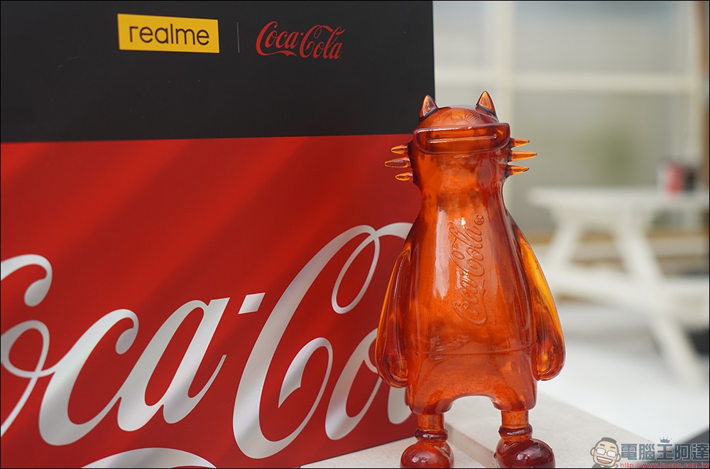 最受歡迎快樂水！realme 10 Pro 可口可樂聯名限定版 Coca-Cola Edition 動眼看， realmeow 限定公仔同步亮相！ - 電腦王阿達
