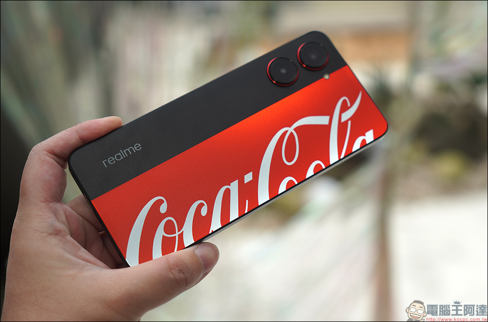 最受歡迎快樂水!realme 10 Pro 可口可樂聯名限定版 Coca-Cola Edition 動眼看, realmeow 限定公仔同步亮相! - 電腦王阿達 最受歡迎快樂水!realme 10 Pro 可口可樂聯名限定版 Coca-Cola Edition 動眼看, realmeow 限定公仔同步亮相! - 電腦王阿達