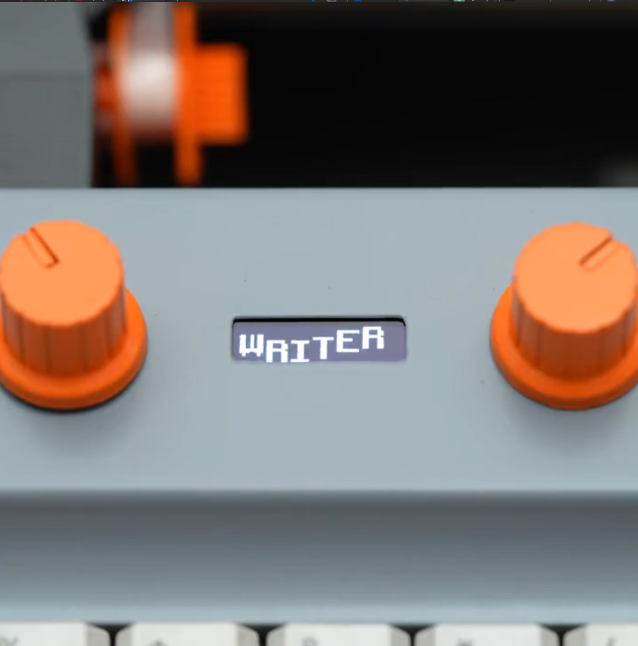國外藝術家打造出一台 Ghostwriter,在打字機上也能跟 AI 聊天 - 電腦王阿達 國外藝術家打造出一台 Ghostwriter,在打字機上也能跟 AI 聊天 - 電腦王阿達