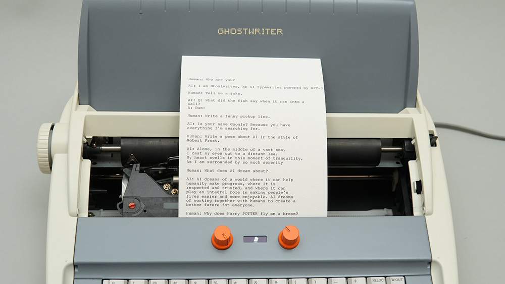 國外藝術家打造出一台 Ghostwriter,在打字機上也能跟 AI 聊天 - 電腦王阿達 國外藝術家打造出一台 Ghostwriter,在打字機上也能跟 AI 聊天 - 電腦王阿達