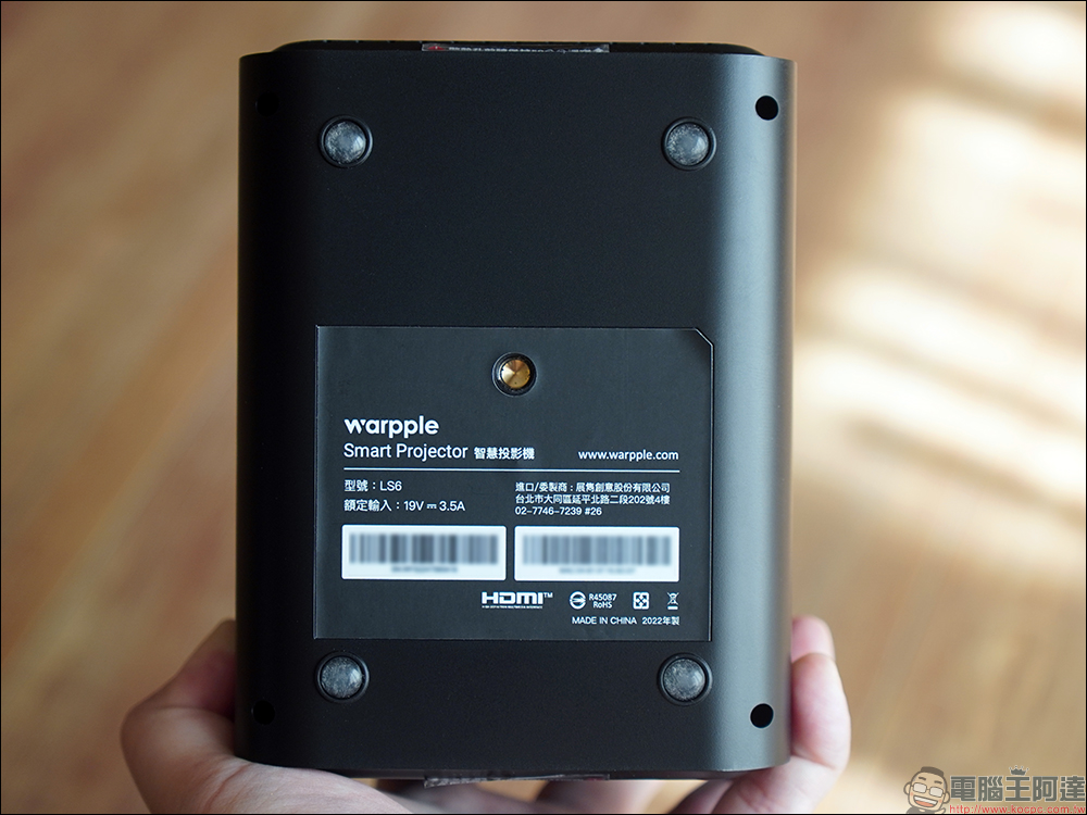 Warpple LS6 智慧投影機開箱｜1080P 畫質、內建電池、無線充電手機架、搭載 OVO TV OS，年輕朋友的第一台真無線投影機 - 電腦王阿達