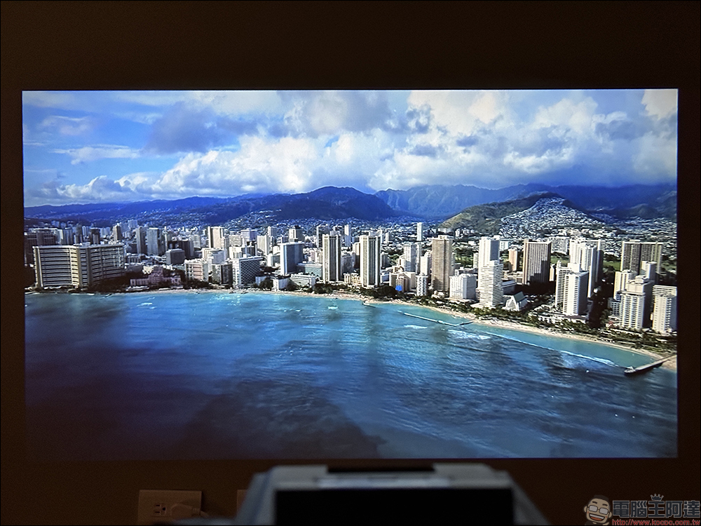 Warpple LS6 智慧投影機開箱|1080P 畫質、內建電池、無線充電手機架、搭載 OVO TV OS,年輕朋友的第一台真無線投影機 - 電腦王阿達 Warpple LS6 智慧投影機開箱|1080P 畫質、內建電池、無線充電手機架、搭載 OVO TV OS,年輕朋友的第一台真無線投影機 - 電腦王阿達