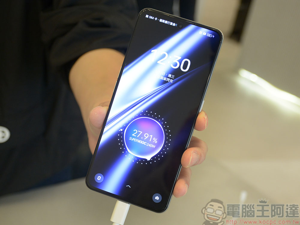 240W SUPERVOOC 飆速秒充旗艦 realme GT3 實機動眼看 - 電腦王阿達 240W SUPERVOOC 飆速秒充旗艦 realme GT3 實機動眼看 - 電腦王阿達