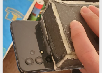 是磚還是炸彈？狂人將三星手機升級 30000mAh 爆強電量