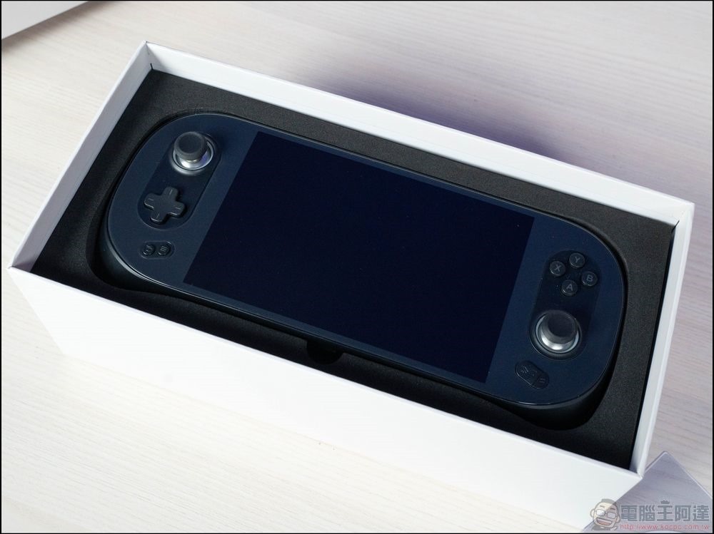 AYANEO2 開箱:搭載AMD6800U處理器,台灣你能買到的最強電競掌機 (3) AYANEO2 開箱:搭載AMD6800U處理器,台灣你能買到的最強電競掌機 (3)