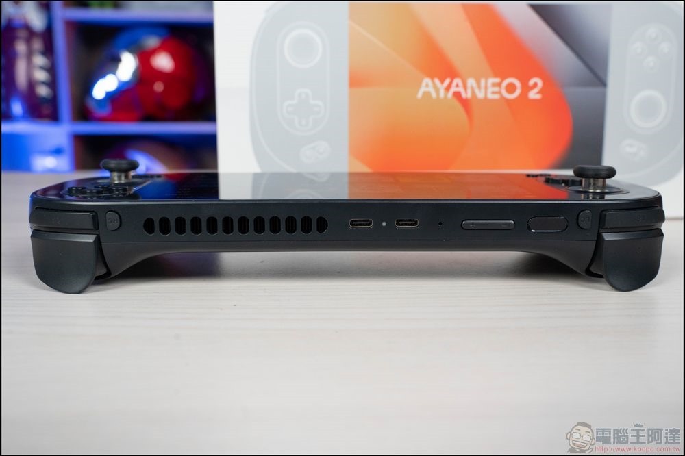 AYANEO2 開箱:搭載AMD6800U處理器,台灣你能買到的最強電競掌機 (10) AYANEO2 開箱:搭載AMD6800U處理器,台灣你能買到的最強電競掌機 (10)