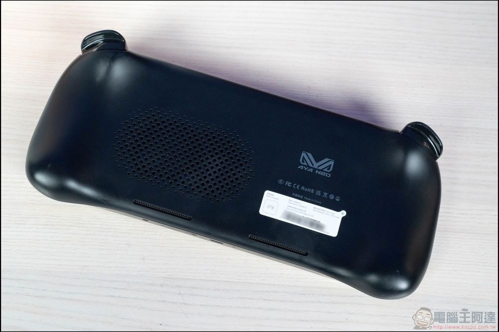 AYANEO2 開箱:搭載AMD6800U處理器,台灣你能買到的最強電競掌機 (18) AYANEO2 開箱:搭載AMD6800U處理器,台灣你能買到的最強電競掌機 (18)