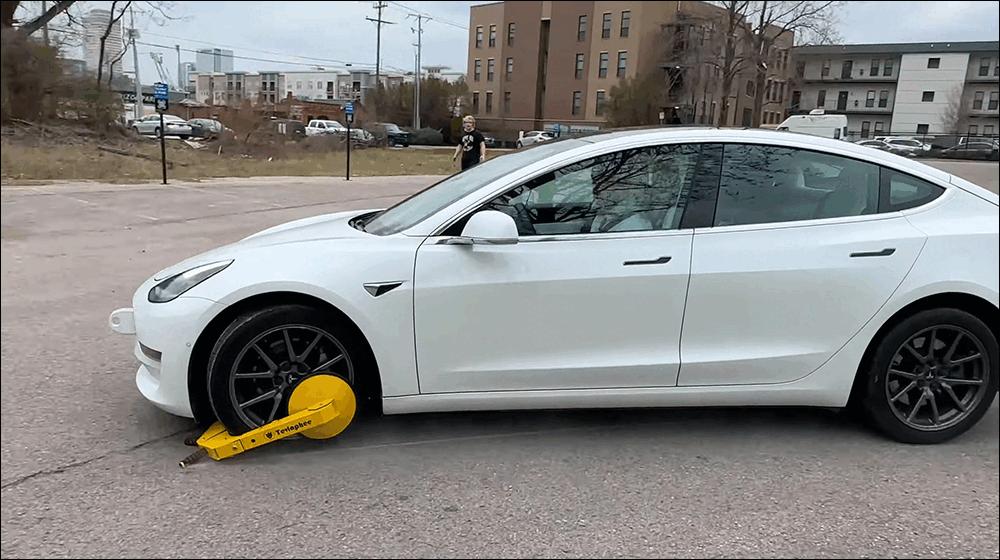 特斯拉 Model 3 改裝 10 英尺高巨大輪子,測試能否顛倒行駛成為翻滾特技車 - 電腦王阿達 特斯拉 Model 3 改裝 10 英尺高巨大輪子,測試能否顛倒行駛成為翻滾特技車 - 電腦王阿達