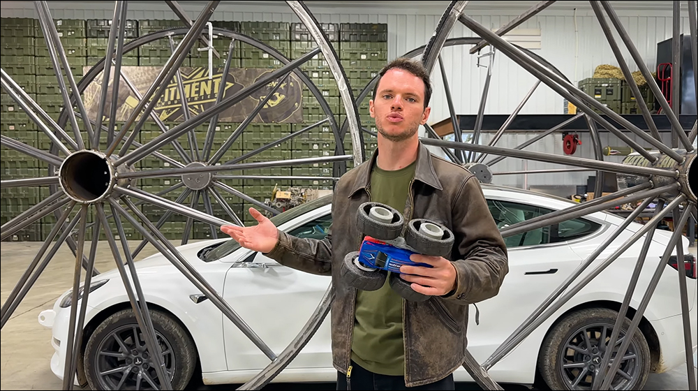 特斯拉 Model 3 改裝 10 英尺高巨大輪子,測試能否顛倒行駛成為翻滾特技車 - 電腦王阿達 特斯拉 Model 3 改裝 10 英尺高巨大輪子,測試能否顛倒行駛成為翻滾特技車 - 電腦王阿達