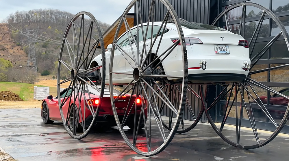 特斯拉 Model 3 改裝 10 英尺高巨大輪子,測試能否顛倒行駛成為翻滾特技車 - 電腦王阿達 特斯拉 Model 3 改裝 10 英尺高巨大輪子,測試能否顛倒行駛成為翻滾特技車 - 電腦王阿達