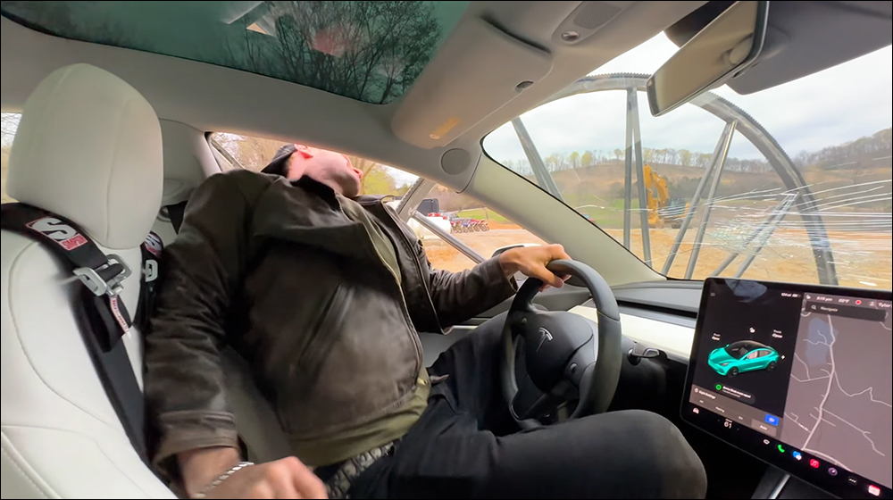 特斯拉 Model 3 改裝 10 英尺高巨大輪子,測試能否顛倒行駛成為翻滾特技車 - 電腦王阿達 特斯拉 Model 3 改裝 10 英尺高巨大輪子,測試能否顛倒行駛成為翻滾特技車 - 電腦王阿達