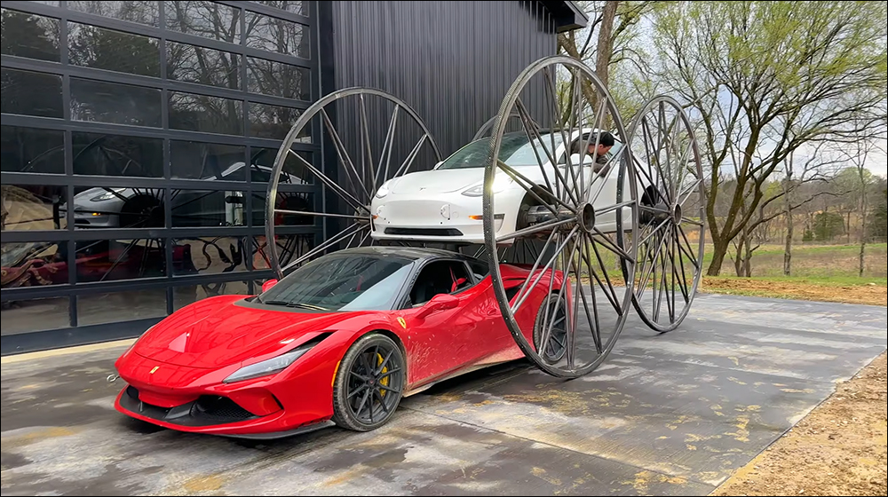 特斯拉 Model 3 改裝 10 英尺高巨大輪子,測試能否顛倒行駛成為翻滾特技車 - 電腦王阿達 特斯拉 Model 3 改裝 10 英尺高巨大輪子,測試能否顛倒行駛成為翻滾特技車 - 電腦王阿達
