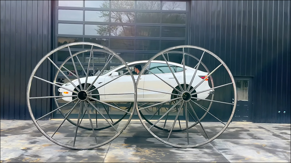 特斯拉 Model 3 改裝 10 英尺高巨大輪子,測試能否顛倒行駛成為翻滾特技車 - 電腦王阿達 特斯拉 Model 3 改裝 10 英尺高巨大輪子,測試能否顛倒行駛成為翻滾特技車 - 電腦王阿達