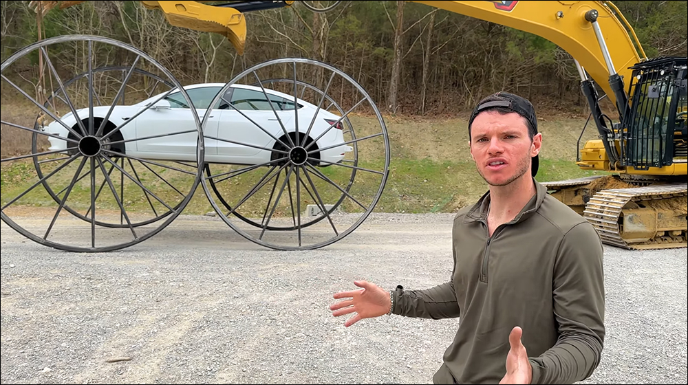 特斯拉 Model 3 改裝 10 英尺高巨大輪子,測試能否顛倒行駛成為翻滾特技車 - 電腦王阿達 特斯拉 Model 3 改裝 10 英尺高巨大輪子,測試能否顛倒行駛成為翻滾特技車 - 電腦王阿達