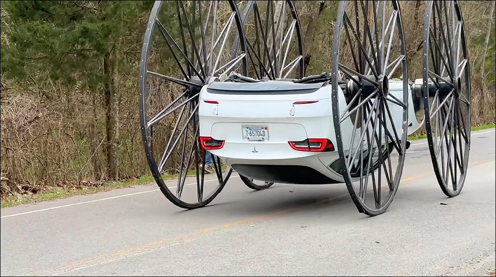 特斯拉 Model 3 改裝 10 英尺高巨大輪子,測試能否顛倒行駛成為翻滾特技車 - 電腦王阿達 特斯拉 Model 3 改裝 10 英尺高巨大輪子,測試能否顛倒行駛成為翻滾特技車 - 電腦王阿達
