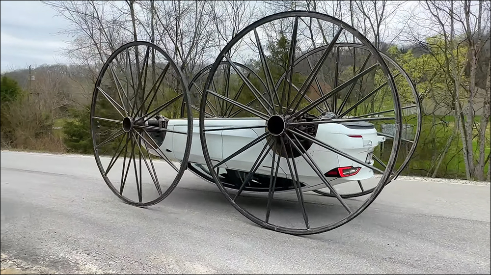 特斯拉 Model 3 改裝 10 英尺高巨大輪子，測試能否顛倒行駛成為翻滾特技車 - 電腦王阿達
