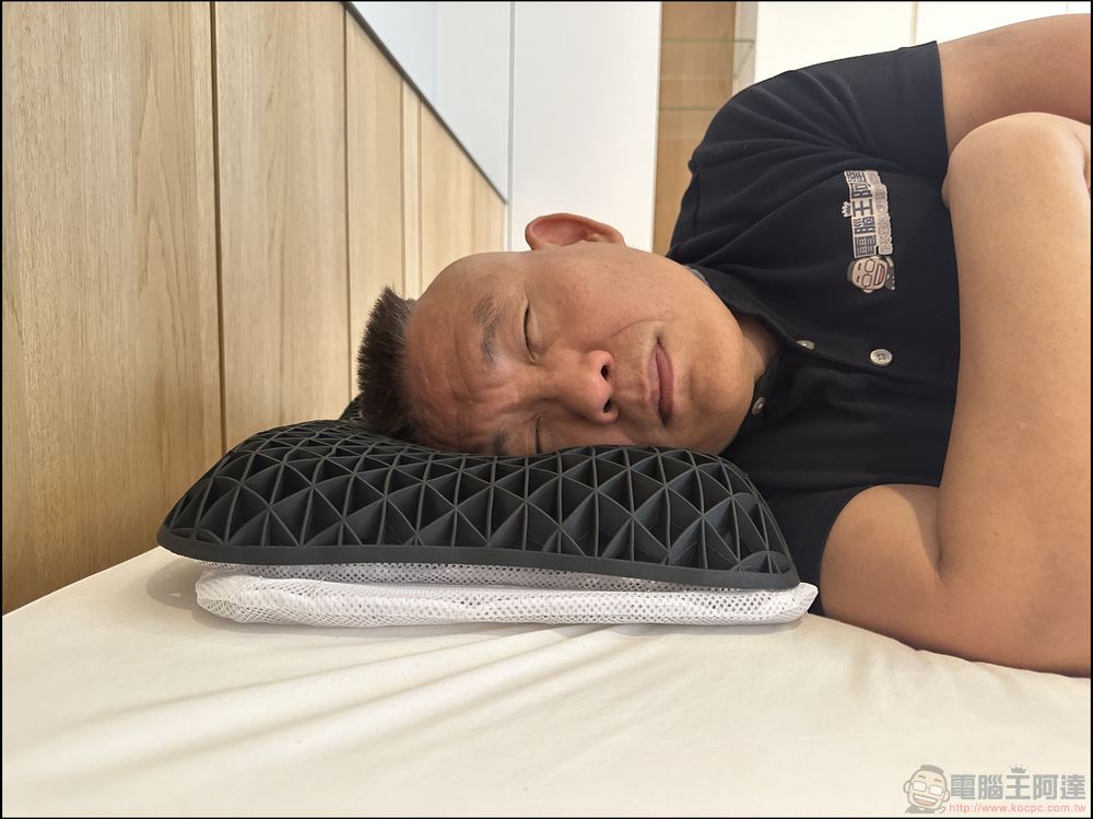 二代版綿羊掰掰枕體驗：Q彈包覆透氣有支撐，高度隨你變的舒眠枕 - 電腦王阿達