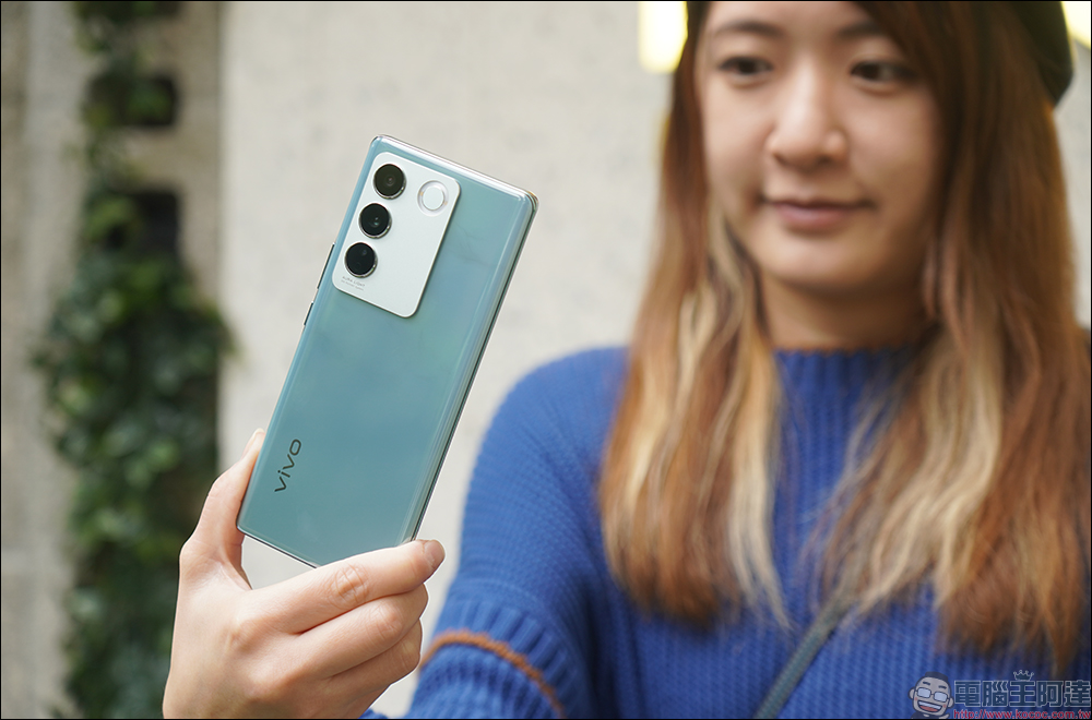 vivo V27 5G自帶光環人像神機開箱|獨創時尚柔光環、最豐富美妝美顏模式前後 5000 萬畫素,全球首發天璣 7200 處理器 - 電腦王阿達 vivo V27 5G自帶光環人像神機開箱|獨創時尚柔光環、最豐富美妝美顏模式前後 5000 萬畫素,全球首發天璣 7200 處理器 - 電腦王阿達