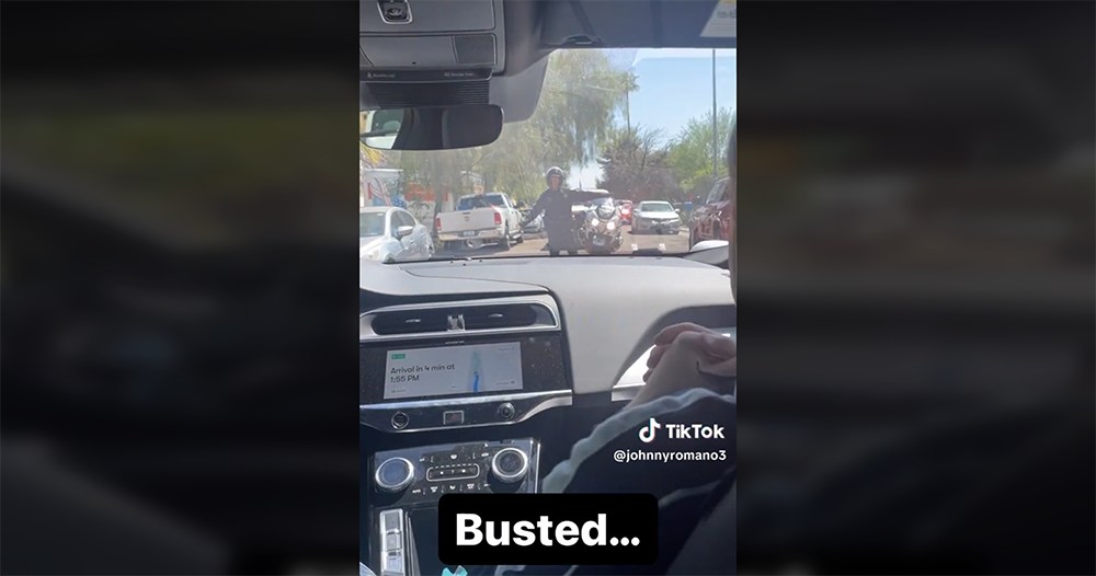 無人駕駛計程車慘遭警察攔停，乘客兩手一攤：沒人開車啊（笑） - 電腦王阿達