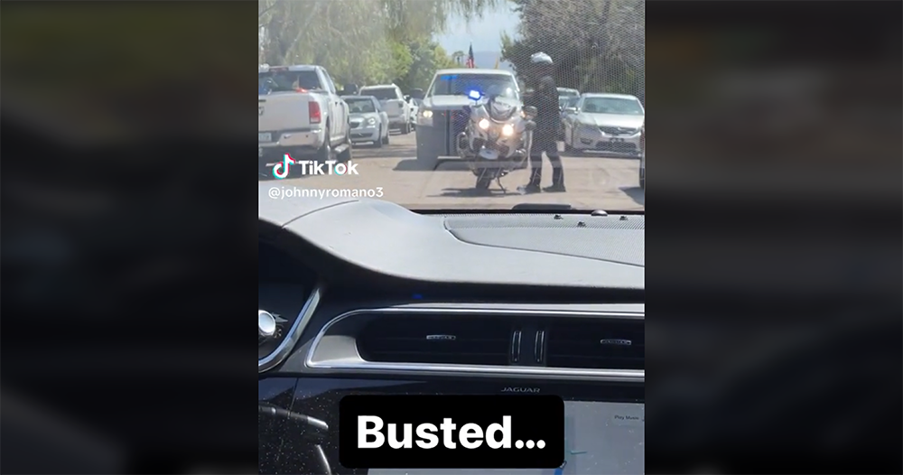 抗議自駕計程車的人找到簡單癱瘓 Robotaix 的方法:在引擎蓋放三角錐 - 電腦王阿達 抗議自駕計程車的人找到簡單癱瘓 Robotaix 的方法:在引擎蓋放三角錐 - 電腦王阿達
