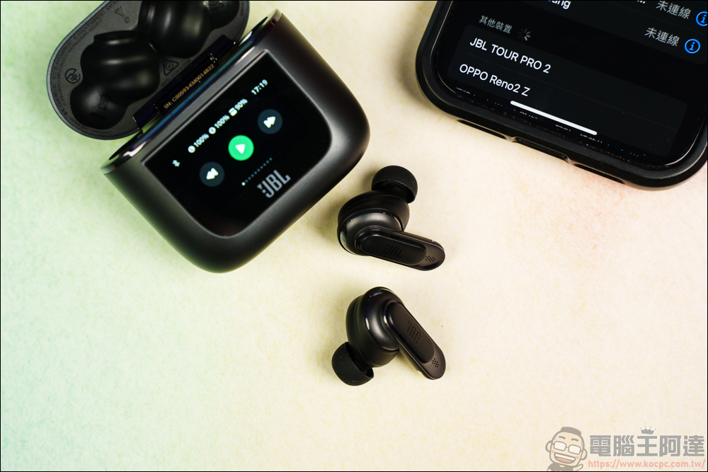 JBL Tour Pro 2 開箱:創新大膽的設計,讓真無線藍牙耳機有了觸控螢幕操作功能 - 電腦王阿達 JBL Tour Pro 2 開箱:創新大膽的設計,讓真無線藍牙耳機有了觸控螢幕操作功能 - 電腦王阿達