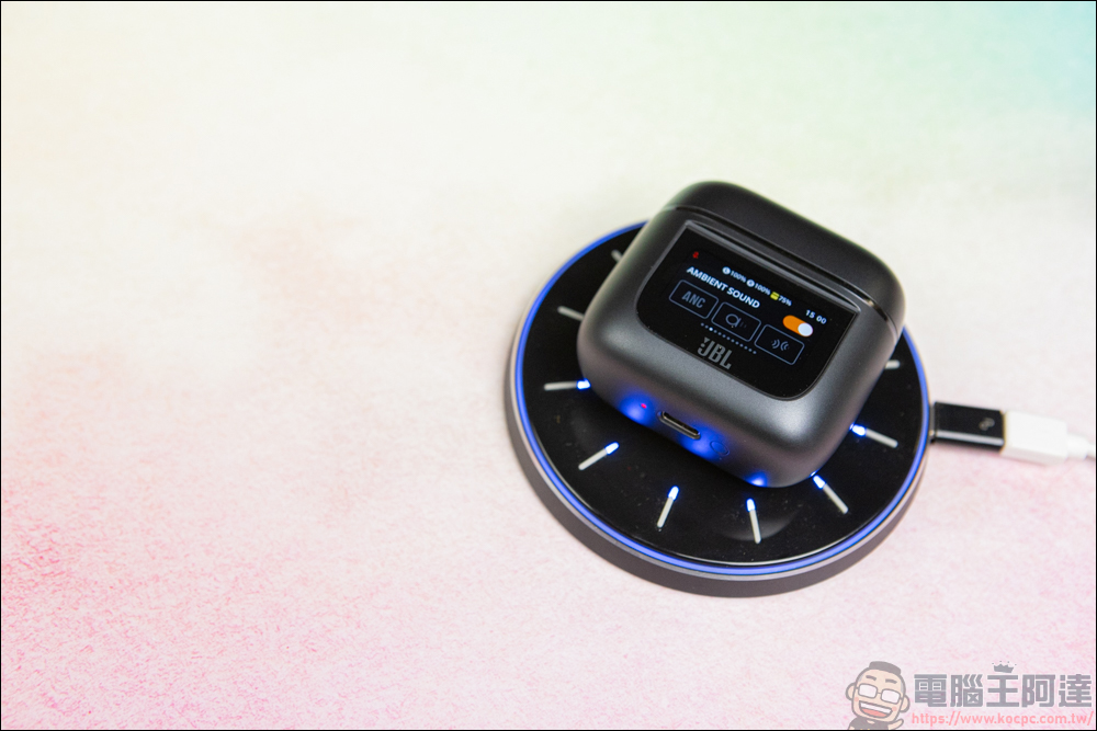 JBL Tour Pro 2 開箱:創新大膽的設計,讓真無線藍牙耳機有了觸控螢幕操作功能 - 電腦王阿達 JBL Tour Pro 2 開箱:創新大膽的設計,讓真無線藍牙耳機有了觸控螢幕操作功能 - 電腦王阿達