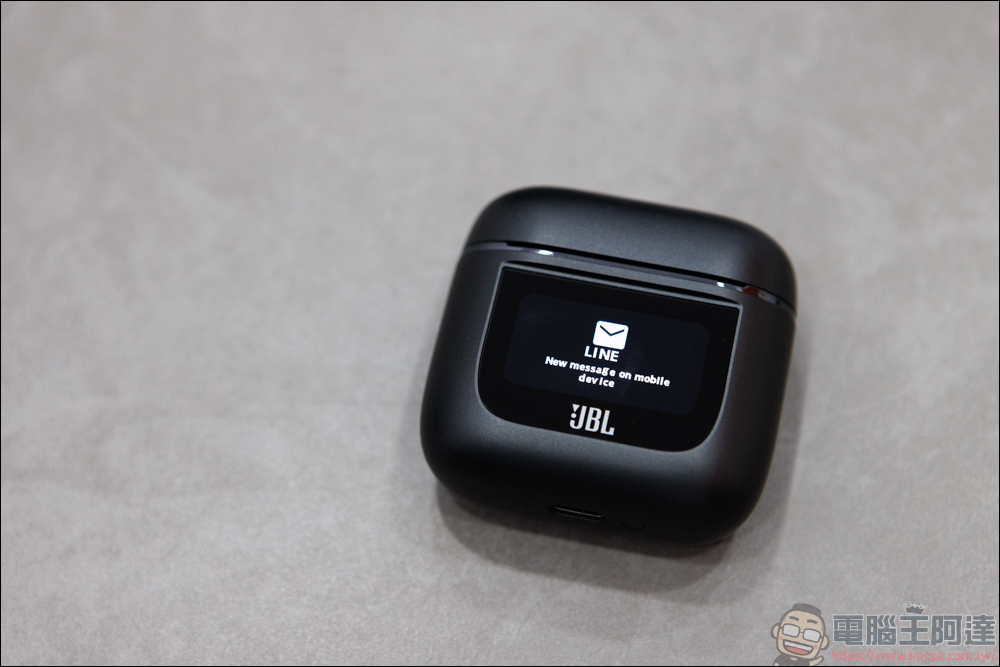 JBL Tour Pro 2 開箱:創新大膽的設計,讓真無線藍牙耳機有了觸控螢幕操作功能 - 電腦王阿達 JBL Tour Pro 2 開箱:創新大膽的設計,讓真無線藍牙耳機有了觸控螢幕操作功能 - 電腦王阿達