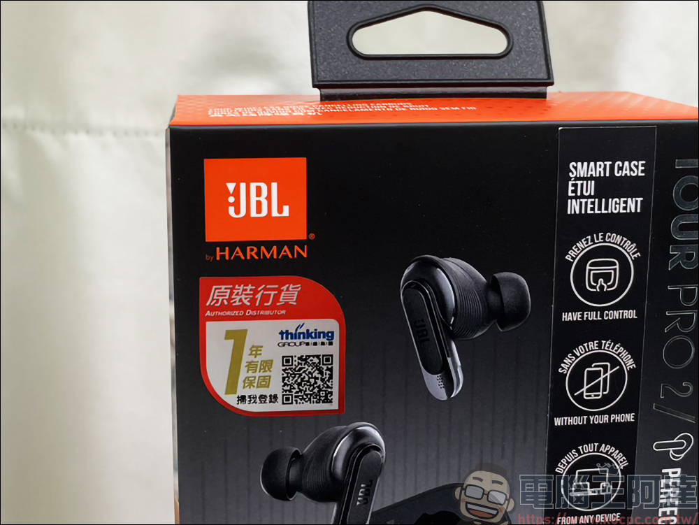 JBL Tour Pro 2 開箱：創新大膽的設計，讓真無線藍牙耳機有了觸控螢幕操作功能 - 電腦王阿達