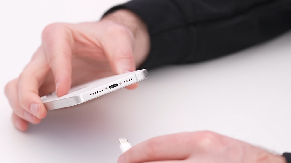 iPhone 15 Pro Max 開箱動手玩影片,最新機模揭示更窄螢幕邊框、全新 Type-C 接口、音量鍵與多功能按鈕,傳聞配備 6 倍光學潛望式長焦鏡頭 - 電腦王阿達 iPhone 15 Pro Max 開箱動手玩影片,最新機模揭示更窄螢幕邊框、全新 Type-C 接口、音量鍵與多功能按鈕,傳聞配備 6 倍光學潛望式長焦鏡頭 - 電腦王阿達