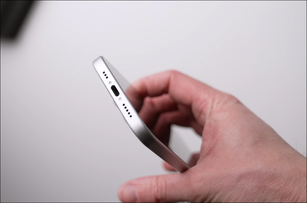 iPhone 15 全系列機模動手玩影片來了！全新圓角邊框設計、iPhone 15 Pro 系列採用鈦金屬材質中框 - 電腦王阿達