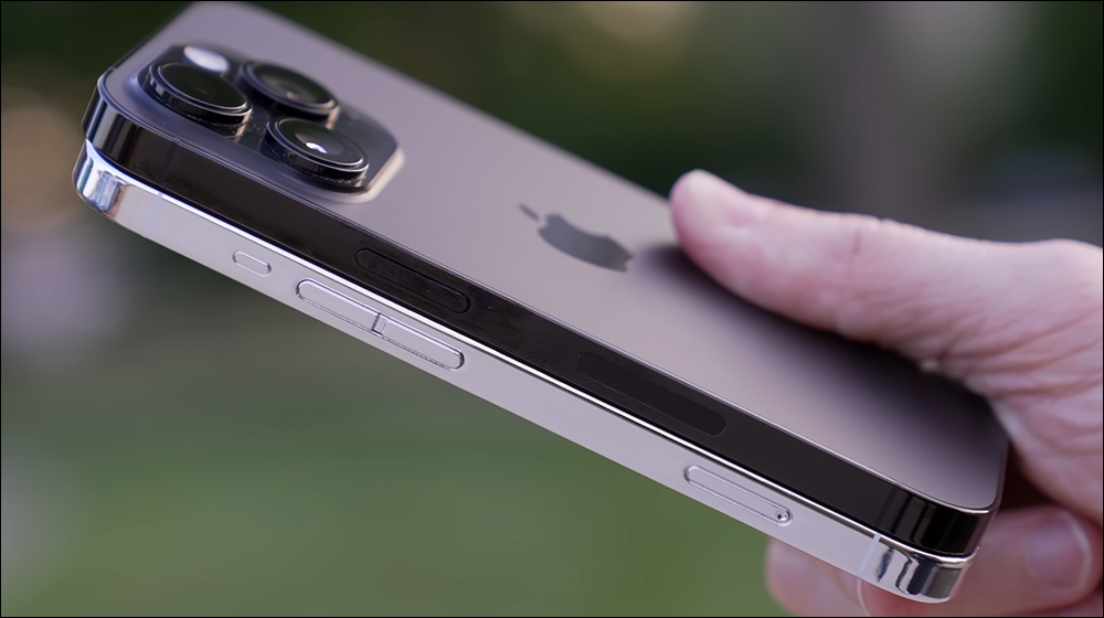 iPhone 15 全系列機模動手玩影片來了！全新圓角邊框設計、iPhone 15 Pro 系列採用鈦金屬材質中框 - 電腦王阿達