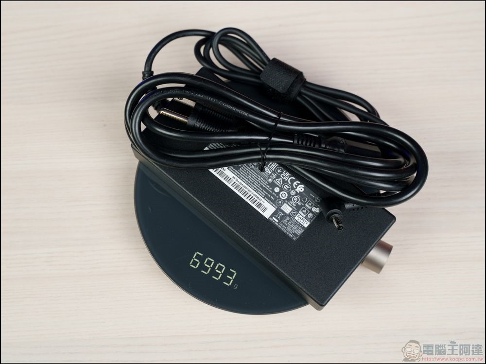MSI Stealth 14 Studio A13V 開箱 - 03 MSI Stealth 14 Studio A13V 開箱 - 03