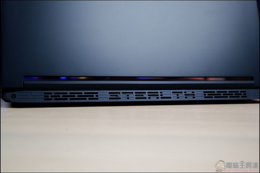 MSI Stealth 14 Studio A13V 開箱 - 09 MSI Stealth 14 Studio A13V 開箱 - 09
