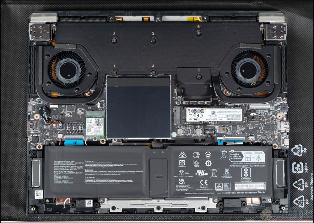 MSI Stealth 14 Studio A13V 開箱 - 26 MSI Stealth 14 Studio A13V 開箱 - 26