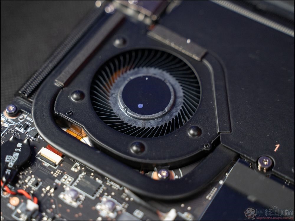 MSI Stealth 14 Studio A13V 開箱 - 29 MSI Stealth 14 Studio A13V 開箱 - 29