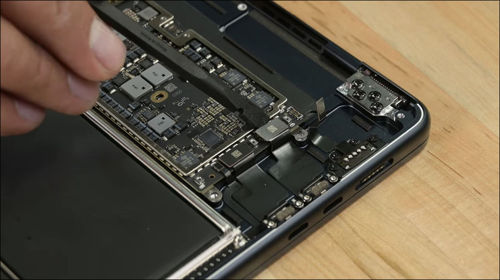15 吋 MacBook Air 拆解,揭示熟悉的設計與升級的六揚聲器音響系統 - 電腦王阿達 15 吋 MacBook Air 拆解,揭示熟悉的設計與升級的六揚聲器音響系統 - 電腦王阿達