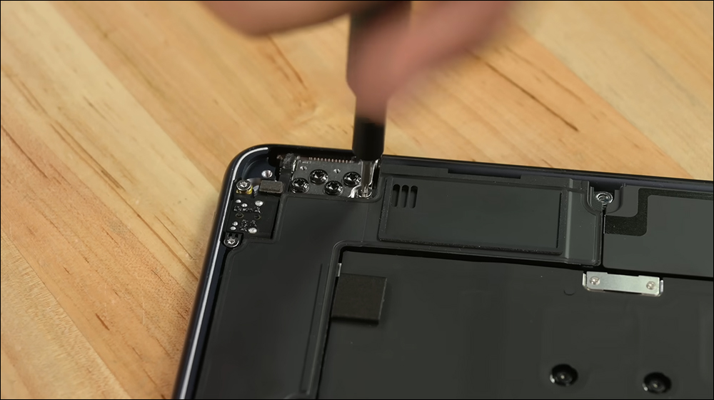15 吋 MacBook Air 拆解,揭示熟悉的設計與升級的六揚聲器音響系統 - 電腦王阿達 15 吋 MacBook Air 拆解,揭示熟悉的設計與升級的六揚聲器音響系統 - 電腦王阿達