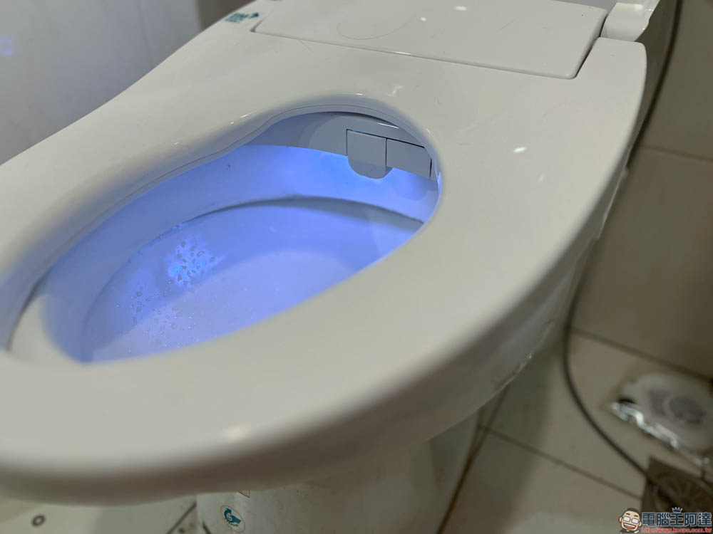 讓人每天多幸福十分鐘:抑菌、瞬熱、智慧的 Philips AIB2211 高規格馬桶蓋 來了 - 電腦王阿達 讓人每天多幸福十分鐘:抑菌、瞬熱、智慧的 Philips AIB2211 高規格馬桶蓋 來了 - 電腦王阿達