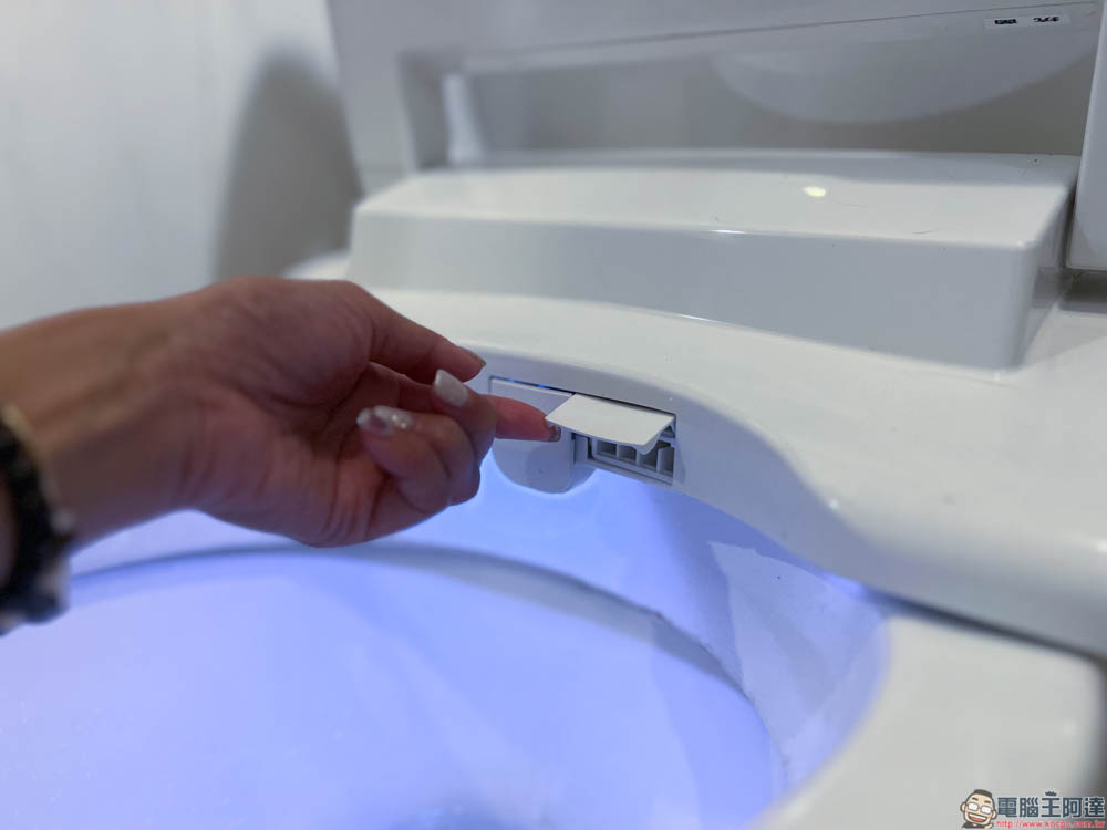 讓人每天多幸福十分鐘:抑菌、瞬熱、智慧的 Philips AIB2211 高規格馬桶蓋 來了 - 電腦王阿達 讓人每天多幸福十分鐘:抑菌、瞬熱、智慧的 Philips AIB2211 高規格馬桶蓋 來了 - 電腦王阿達