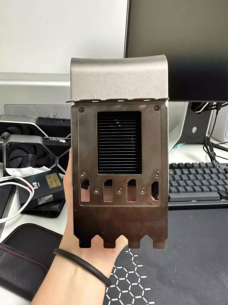疑似 NVIDIA GeForce RTX 4090 Ti 的照片現身,佔用 4 條插槽超巨大 - 電腦王阿達 疑似 NVIDIA GeForce RTX 4090 Ti 的照片現身,佔用 4 條插槽超巨大 - 電腦王阿達