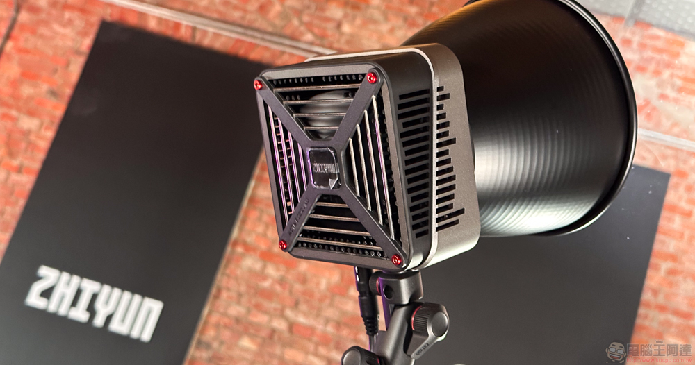 CRANE 4 與 G200 超頻影視燈 CRANE 4 與 G200 超頻影視燈