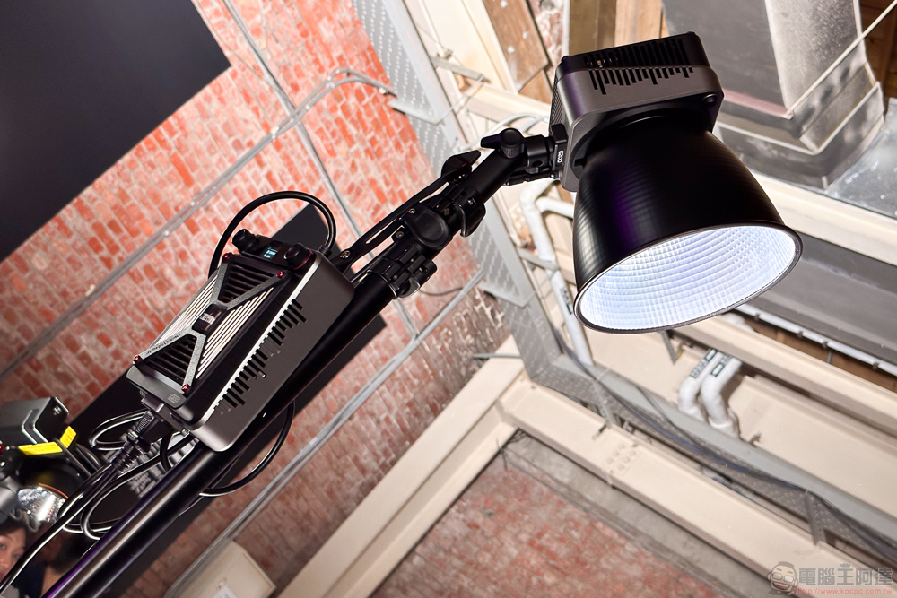 智雲雲鶴穩定器 CRANE 4 與 G200 超頻影視燈、攝影光棒 V60 在台發表即日開賣 - 電腦王阿達