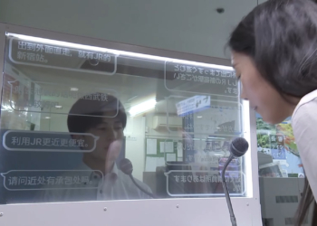 日本西武鐵道即將推出翻譯透明顯示螢幕，消除外國旅客與車站員工的語言障礙