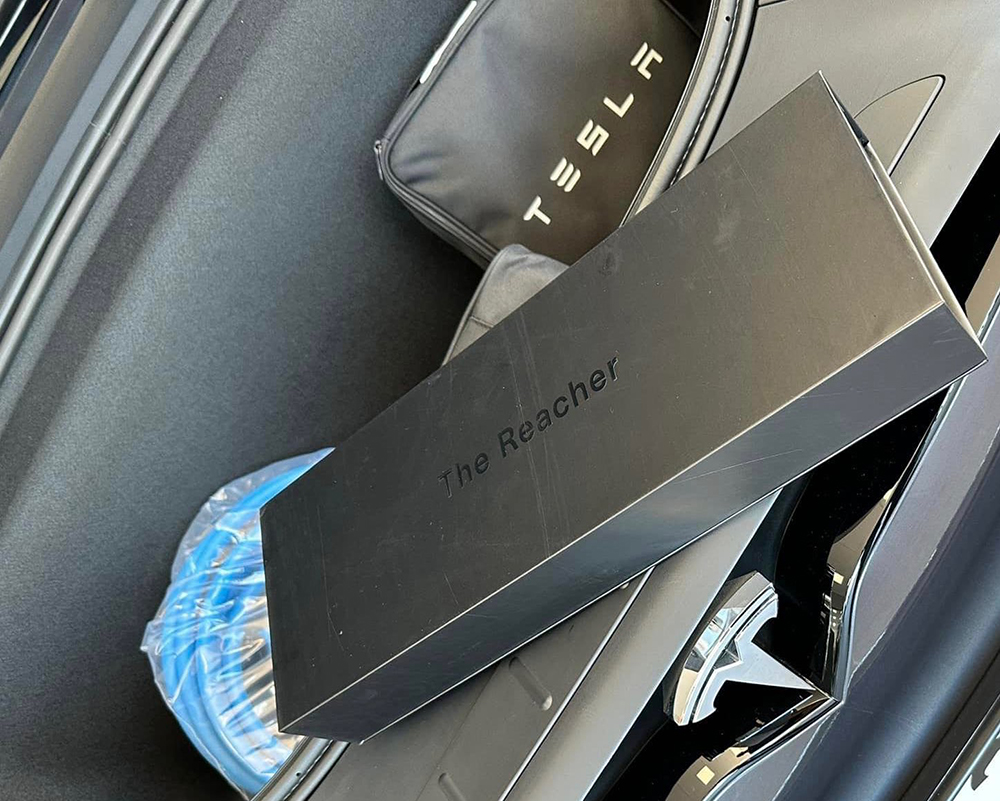 Tesla 為被迫改左駕的英國車主,準備了可以遠端取停車票的小棒棒「The Reacher」 - 電腦王阿達 Tesla 為被迫改左駕的英國車主,準備了可以遠端取停車票的小棒棒「The Reacher」 - 電腦王阿達