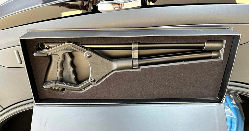 Tesla 為被迫改左駕的英國車主,準備了可以遠端取停車票的小棒棒「The Reacher」 - 電腦王阿達 Tesla 為被迫改左駕的英國車主,準備了可以遠端取停車票的小棒棒「The Reacher」 - 電腦王阿達