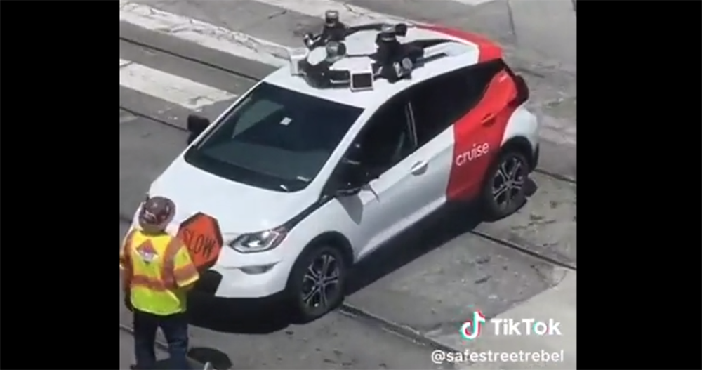 抗議自駕計程車的人找到簡單癱瘓 Robotaix 的方法：在引擎蓋放三角錐 - 電腦王阿達
