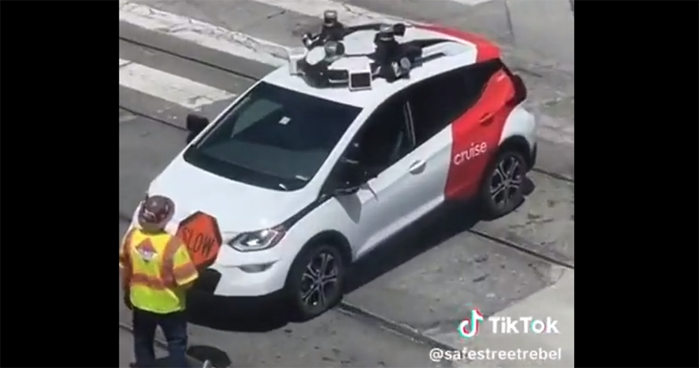 抗議自駕計程車的人找到簡單癱瘓 Robotaix 的方法:在引擎蓋放三角錐 - 電腦王阿達 抗議自駕計程車的人找到簡單癱瘓 Robotaix 的方法:在引擎蓋放三角錐 - 電腦王阿達